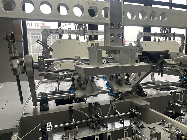 Speed 180pcs/min take away box machine With 200-620gsm 3kw Power Supply